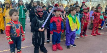 Niños y papás disfrutan de música, bailes y chocolate en la fiesta de Carnaval de Cabrerizos