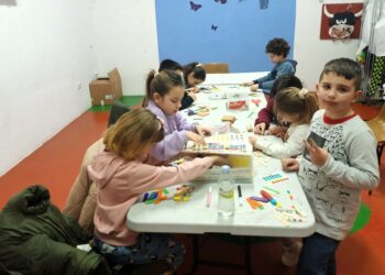 Los niños de Cabrerizos aprenden a hacer terrarios y macetas para cuidar el medio ambiente