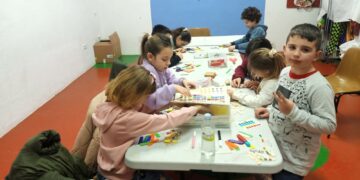 Los niños de Cabrerizos aprenden a hacer terrarios y macetas para cuidar el medio ambiente