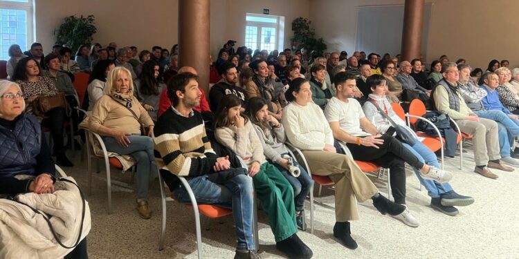 Éxito del grupo Telón Verde que llena el salón de actos municipal para disfrutar de teatro solidario