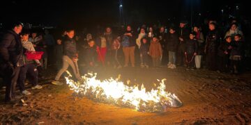 Los niños de Carbajosa despiden con tristeza a la sardina ‘Paquita’