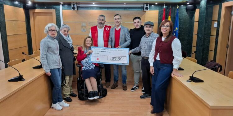 Cruz Roja recibe los 1.083 euros que Carbajosa suma a su campaña de ayuda a los afectados por la DANA