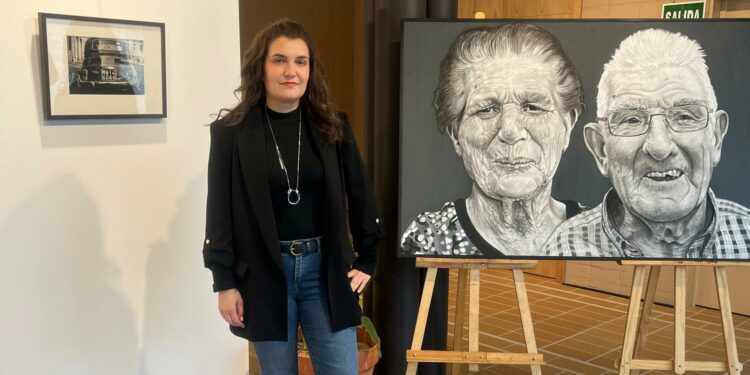 La joven Teresa López Villoria muestra en Carbajosa su hiperrealismo en los dibujos de ‘Líneas de Vida’