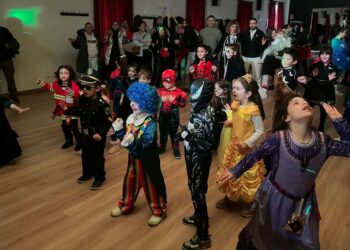 Los niños de Castellanos lucen sus disfraces al ritmo de la música más carnavalera