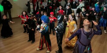 Los niños de Castellanos lucen sus disfraces al ritmo de la música más carnavalera