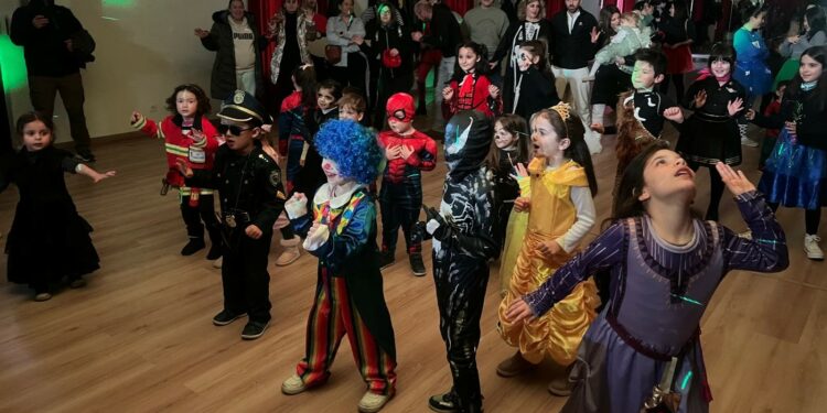 Los niños de Castellanos lucen sus disfraces al ritmo de la música más carnavalera