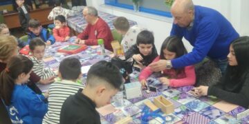 Los niños y los mayores comparten juegos y vivencias del ayer y hoy de Castellanos