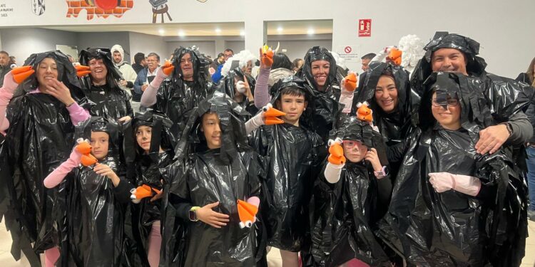 El televisivo concurso ‘La ruleta de la suerte’ y Pippi Calzaslargas con su caballo se cuelan en el Carnaval de Doñinos