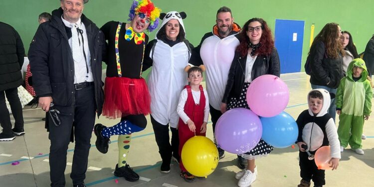 Los vecinos de Monterrubio celebran una fiesta de Carnaval familiar