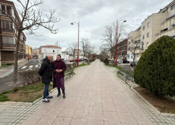 Santa Marta inicia la renovación de la calle Bajada del Río con la reposición de 670 m² de césped