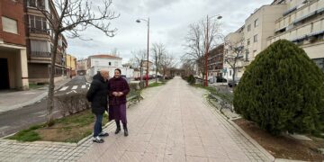 Santa Marta inicia la renovación de la calle Bajada del Río con la reposición de 670 m² de césped