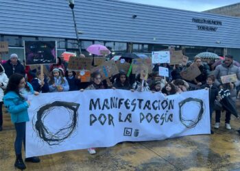 Un centenar de vecinos de Villamayor desafía a la lluvia y sale a defender el valor de la poesía