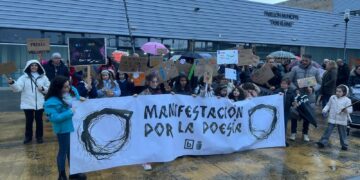 Un centenar de vecinos de Villamayor desafía a la lluvia y sale a defender el valor de la poesía