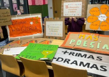 La Biblioteca Municipal de Villamayor ya tiene decenas de pancartas preparadas para la manifestación por la poesía