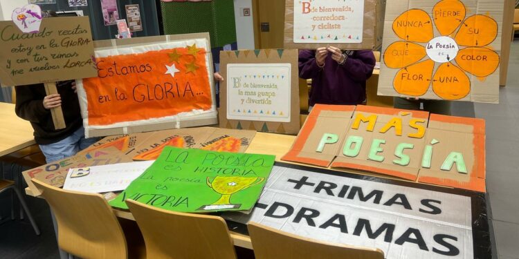 La Biblioteca Municipal de Villamayor ya tiene decenas de pancartas preparadas para la manifestación por la poesía