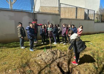 Los niños plantan nuevos árboles para ampliar las zonas verdes de Villamayor