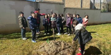 Los niños plantan nuevos árboles para ampliar las zonas verdes de Villamayor