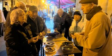 Villamayor da la bienvenida a la Cuaresma con el reparto de 140 kilos de sardinas asadas