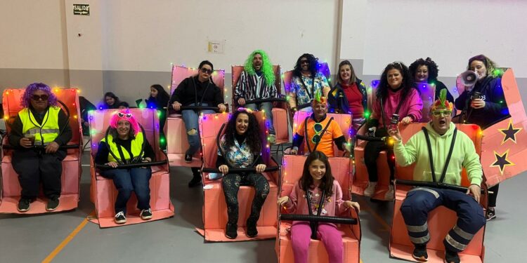 Las peñas y familias de Villares lucen sus originales disfraces en una tarde discotequera