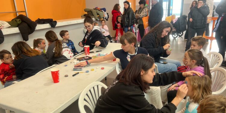 Los pequeños de Villares disfrutan con los hinchables y pintacaras carnavalero