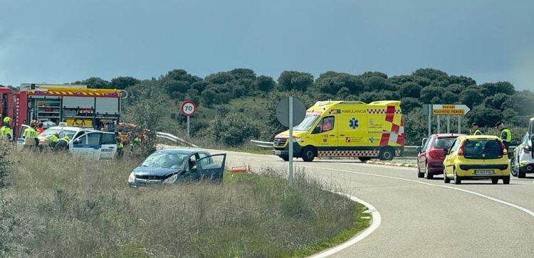 Dos vehículos implicados en un accidente en la carretera de Matilla a la altura del desvío a Peñasolana
