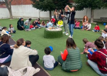 Aldeatejada muestra su compromiso y apoyo a la integración de personas con autismo a través de su pequeño vecino Asier