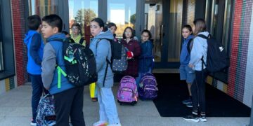 Primer día de los escolares de Aldeatejada en el nuevo colegio