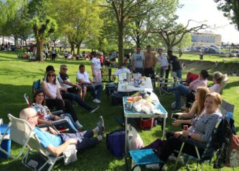 Los carbajoseños disfrutan de una tarde familiar en torno al tradicional hornazo