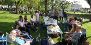 Los carbajoseños disfrutan de una tarde familiar en torno al tradicional hornazo