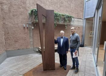 La ‘Columna del Conocimiento’, un libro abierto que marca la identidad del Centro Cultural de Carbajosa