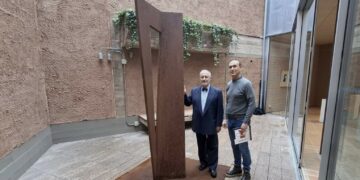 La ‘Columna del Conocimiento’, un libro abierto que marca la identidad del Centro Cultural de Carbajosa