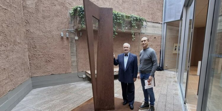 La ‘Columna del Conocimiento’, un libro abierto que marca la identidad del Centro Cultural de Carbajosa