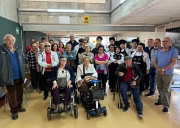 Los mayores de Santa Marta estrenan el ‘Catering social’ con sopa de verduras, pollo guisado y manzana