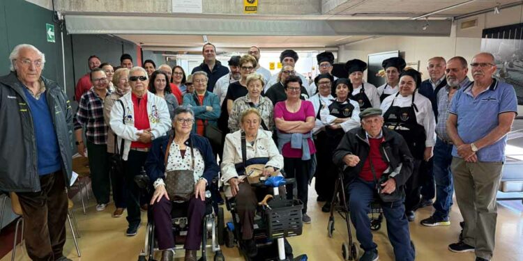 Los mayores de Santa Marta estrenan el ‘Catering social’ con sopa de verduras, pollo guisado y manzana