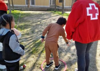 El Club de Petanca Villamayor enseña a los niños del Centro Infantil de Cruz Roja a jugar a este deporte tradicional
