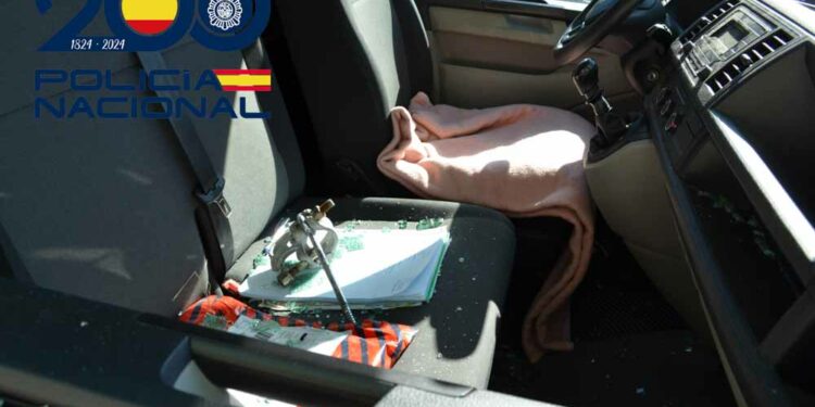 Detenido un hombre por romper la ventanilla de un vehículo para robar varios objetos