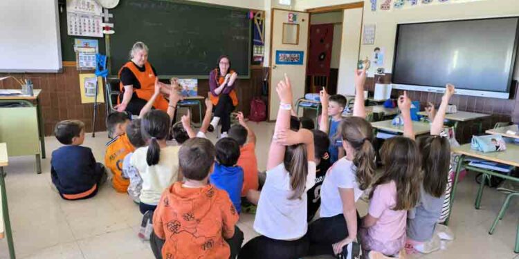 Los escolares del San Blas y el Miguel Hernández aprenden y disfrutan con los cuentacuentos por la igualdad