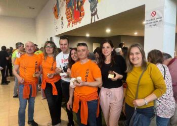 Los vecinos de Doñinos degustan los 270 kilos de ternera charra en la primera cita gastronómica de las fiestas