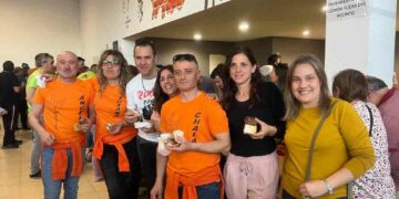 Los vecinos de Doñinos degustan los 270 kilos de ternera charra en la primera cita gastronómica de las fiestas