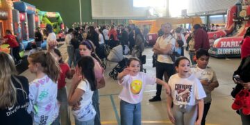 Los niños de Doñinos llenan los hinchables de juego y diversión para continuar la fiesta