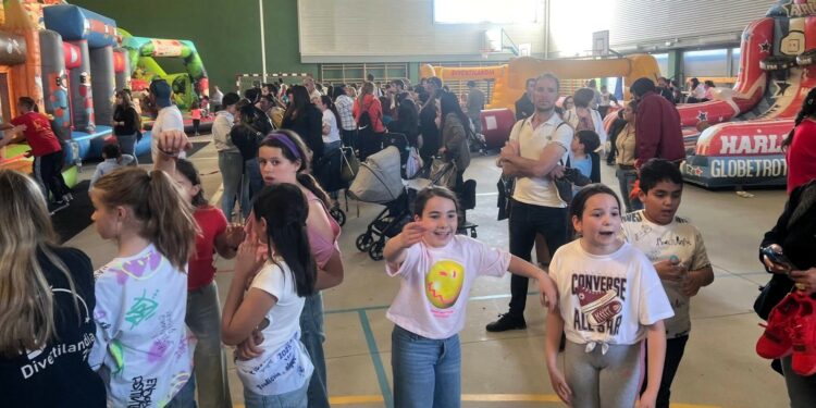 Los niños de Doñinos llenan los hinchables de juego y diversión para continuar la fiesta