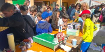 Los vecinos de Doñinos se vuelcan con el mercadillo solidario de las fiestas organizado por los niños