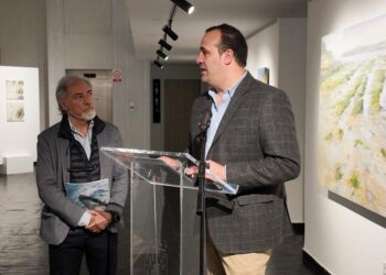 Marnay muestra en la Torre de los Anaya su particular visión del mar y la montaña