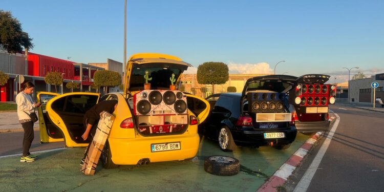 El atronador ruido de los motores llega a Villares para disfrutar de un fin de semana de tunning