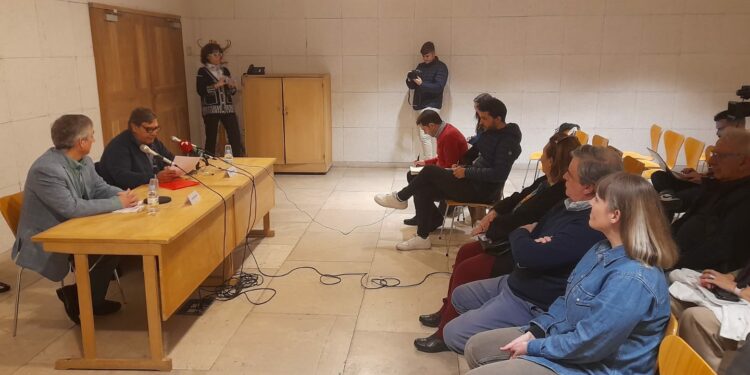 La figura femenina protagoniza la exposición de Agustín Casillas inaugurada en la Casa de las Conchas