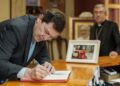 Fernández Mañueco firma en el libro de condolencias por el fallecimiento del Papa Francisco