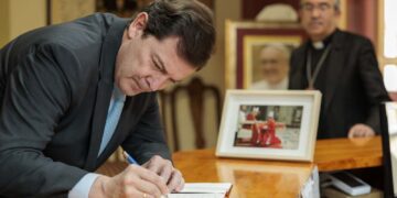 Fernández Mañueco firma en el libro de condolencias por el fallecimiento del Papa Francisco
