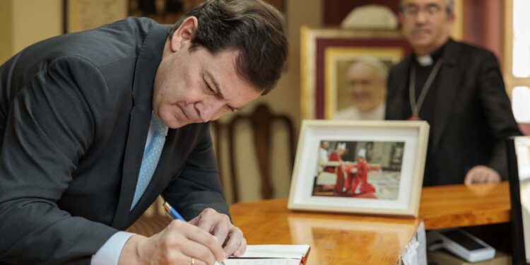 Fernández Mañueco firma en el libro de condolencias por el fallecimiento del Papa Francisco