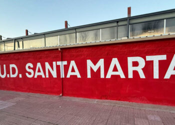La afición y la imagen de la UD Santa Marta completan el mural de gran formato del estadio Alfonso San Casto