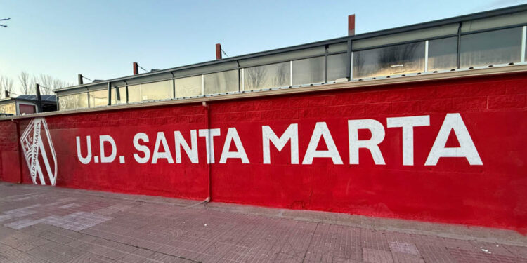 La afición y la imagen de la UD Santa Marta completan el mural de gran formato del estadio Alfonso San Casto